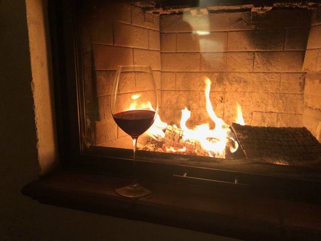 09-01-Kamin m. Weinglas